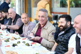 baskan-dursun-esnafla-kahvalti-sofrasinda.jpg
