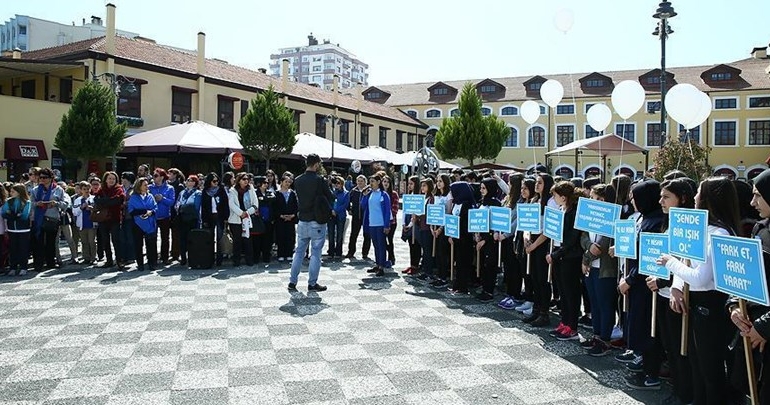 Beyaz balonlar otistik çocuklar için uçuruldu