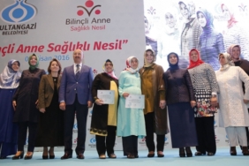 bilincli-anneler-sertifikalarini-dr-sare-davutoglu-nun-elinden-aldi.jpg