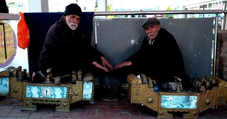 Boya sandığı başında geçen iki ömür