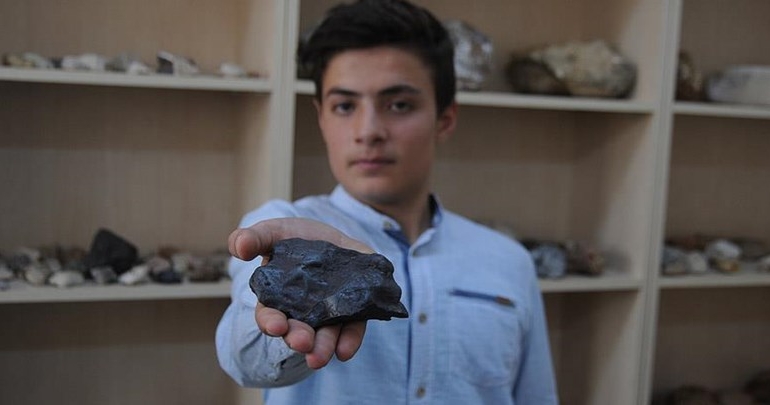 Bulduğu meteor taşını satıp okuluna müze yaptırmak istiyor