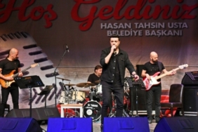 burak-kut-gaziosmanpasali-hayranlariyla-bulustu.jpg
