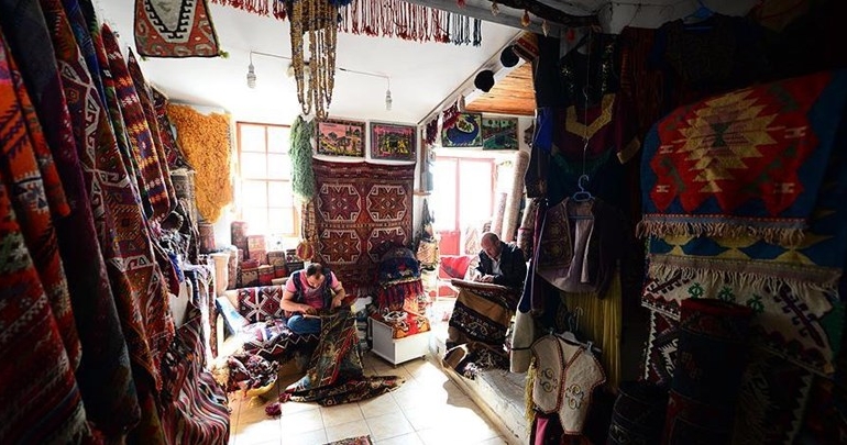 Canlı Kardeşler, Halı Tamiratı Yapıyor