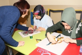 cocuklar-egitim-goruyor-anneleri-meslek-ogreniyor.JPG