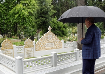 Cumhurbaşkanı Erdoğan Aile Kabristanını Ziyaret Etti