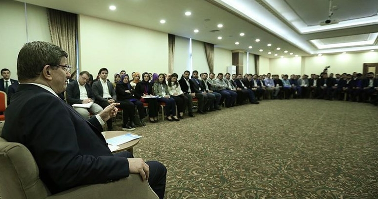 Davutoğlu AK Partili gençlerle buluştu