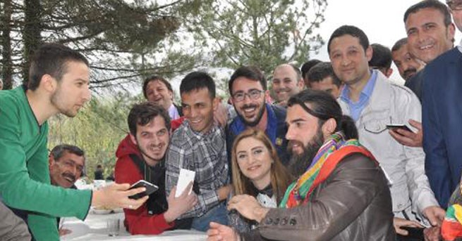 Dizide canlandırdığı Turgut Alp’in kabrini ziyaret etti