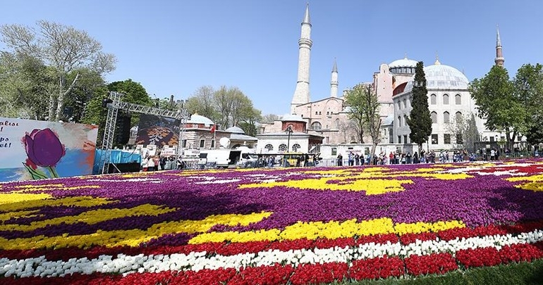 Dünyanın en büyük canlı ‘lale halısı’ ziyarete açıldı