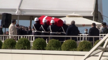 Eski Başbakan Mesut Yılmaz, Marmara Üniversitesi İlahiyat Fakültesi Camii’Nde Düzenlenen Cenaze Töreniyle Son Yolculuğuna Uğurlanıyor.