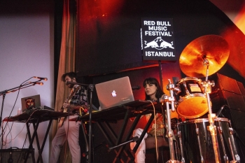Evde Çal Konserlerinin Bugünkü Konuğu Akın Sevgör Olacak