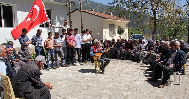 Evlenmek için eylem yapan gençlere teklif yağıyor