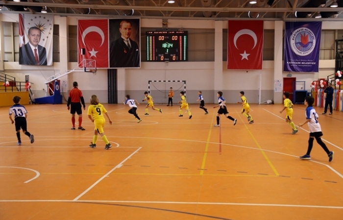 futsalin-yildizlari-kupalarini-aldi.jpg