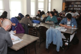gaziosmanpasa-halk-kutuphanesine-genclerden-yogun-ilgi.jpg