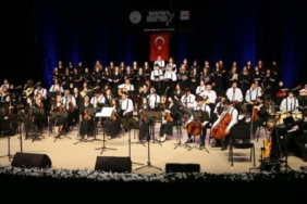 gaziosmanpasa-senfoni-orkestrasi-ilk-gosterisini-daha-adil-bir-dunya-sloganiyla-gerceklestirdi.jpeg