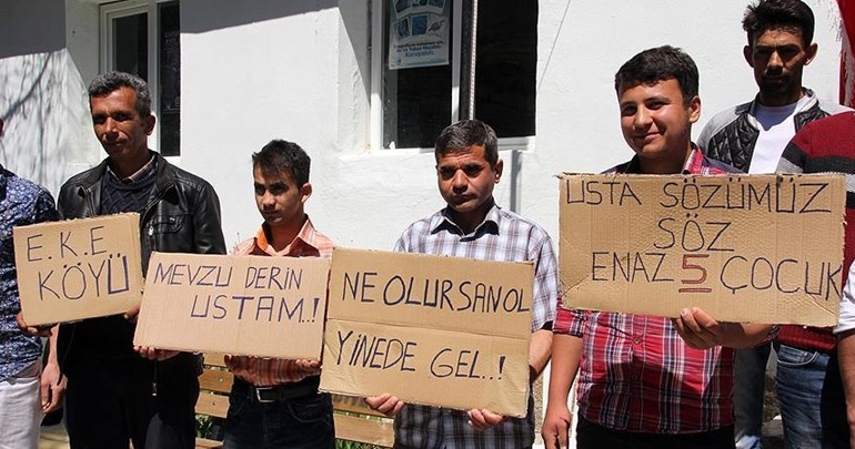 Gençlerden ‘evlenememe’ eylemi