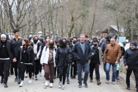 genclerle-keyifli-bir-doga-yuruyusu.jpeg