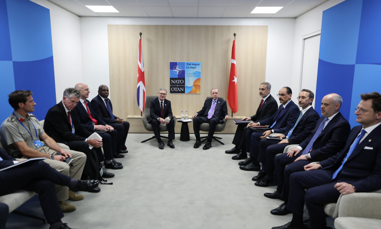 Erdoğan ve Starmer Lahey’de Bir Araya Geldi