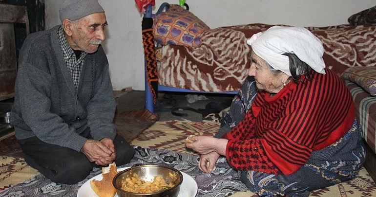 Hasta eşine ‘gözü gibi’ bakıyor