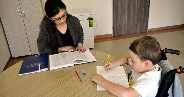 Hastanede aldığı eğitimle derslerinden geri kalmıyor