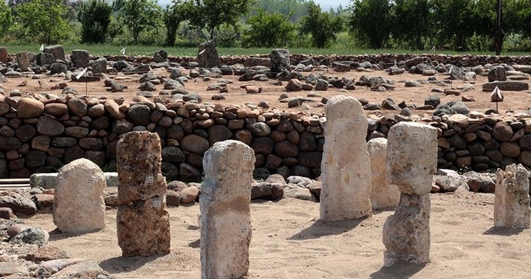 Hatay’da Kayı Boyu damgalı mezar taşları bulundu