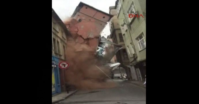 İşte Beyoğlu’ndaki binanın çökme anı!