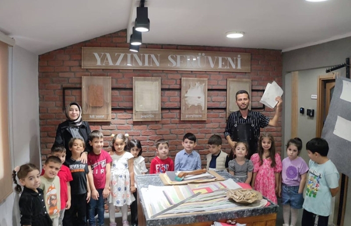 KÂĞITHANE BELEDİYESİ’NDEN ÇOCUKLARA ÖZEL EL YAPIMI KÂĞIT DENEYİMİ