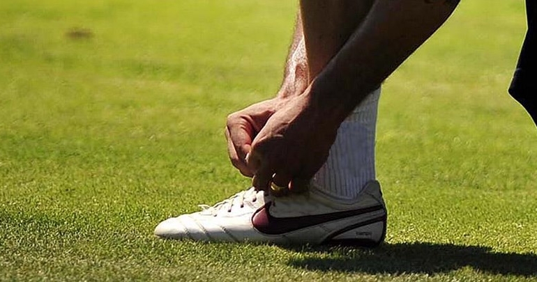 Kendi bağcıklarını bağlayan spor ayakkabı üretildi