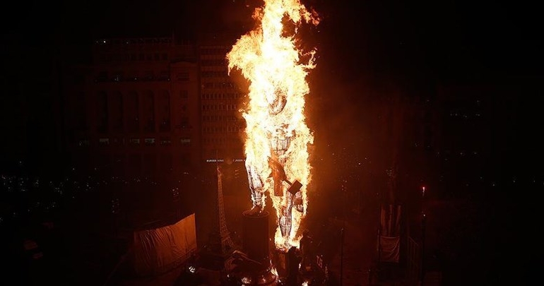 ‘Las Fallas Festivali’nde dev kuklalar ateşe verildi