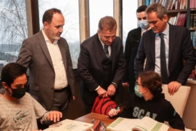 milli-egitim-bakani-ozer-farika-kitapli-kahve-de-genclerle-bulustu.jpg