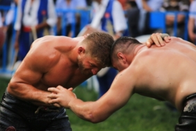 pehlivanlar-er-meydaninda-ter-doktu.jpg