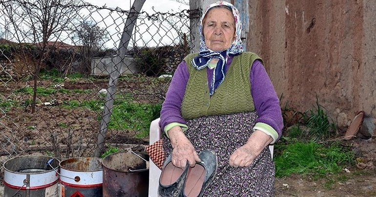 Şerife nine acil servise “çamurlu ayakkabı”larını çıkarıp girdi