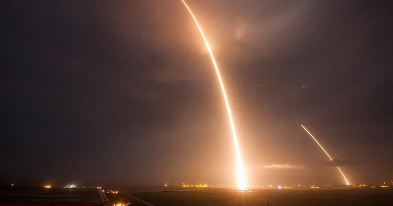SpaceX’in Falcon 9 roketi okyanustaki platforma indi