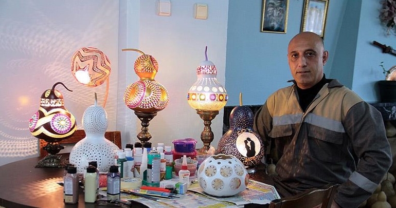 Su kabağından avize yapıyor