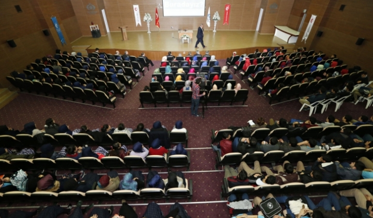 Sultangazi Belediyesinden İdeal Öğrenci Semineri