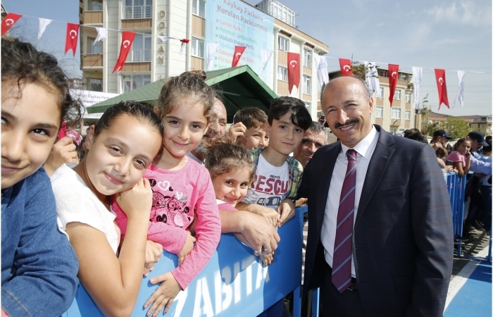 Sultangazi’de Suriyeli Çocuklar Barış İçin Beyaz Güvercin Uçurdu