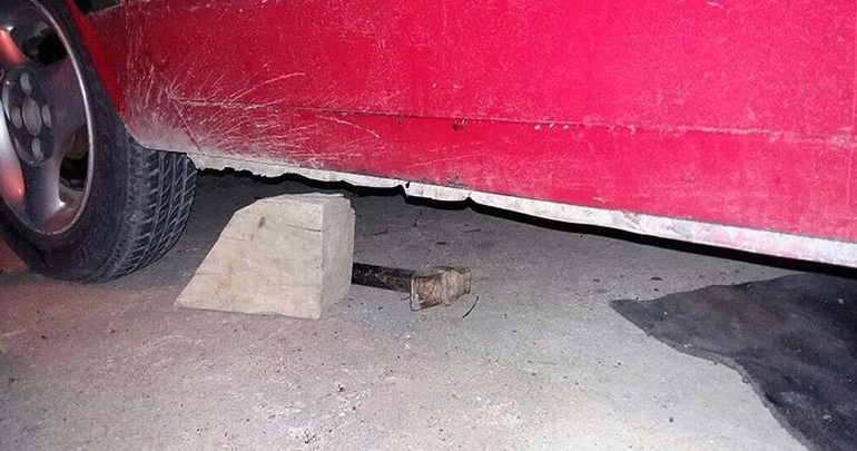 Tamir için takozla kaldırdığı otomobilin altında kaldı