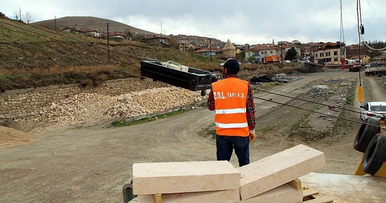 Tarihi kalenin restorasyonu için teleferik kuruldu