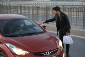 trafikte-kalan-suruculere-iftariyelik-dagitiyoruz-80006.jpg