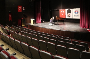 Tuluyhan Uğurlu’Dan “Cumhuriyet Resitali”