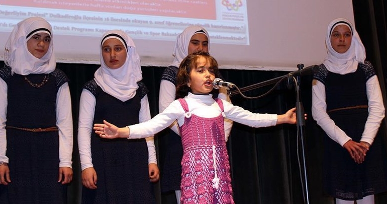 Türk ve Suriyeli öğrencilerden ‘kardeşlik türküsü’