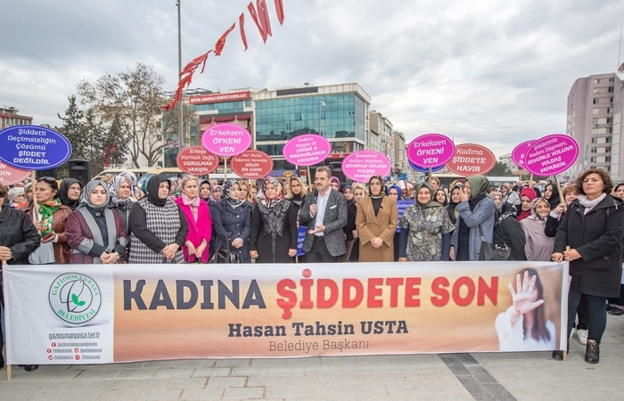 yuzlerce-kadin-kadina-yonelik-siddete-dikkat-cekmek-icin-erkeklere-kahve-dagitti.jpg