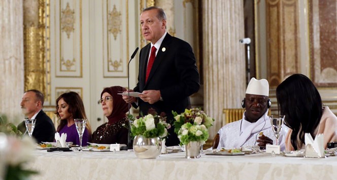 Zirveye katılan liderler onuruna Dolmabahçe’de yemek