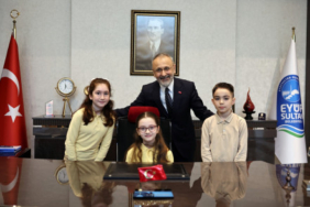 18536-baskan-ozmen-makam-koltugunu-minik-ogrenciler-20260423-103950-eyupsultan-haberler_500x294.jpeg