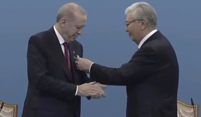 Erdoğan’a Kazakistan’da Hoca Ahmet Yesevi Nişanı Verildi