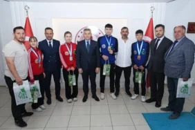 20260728-artvinde-sampiyon-sporculara-vali-ergunden-odul-435055.webp.webp