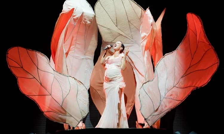 20260728-melike-sahinden-unutulmaz-performans-sahne-sovuyla-buyuledi-874471.webp.webp