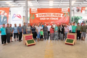 20260909-mersin-buyuksehirden-erdemlide-ureticilere-domates-fidesi-destegi-299810.webp.webp