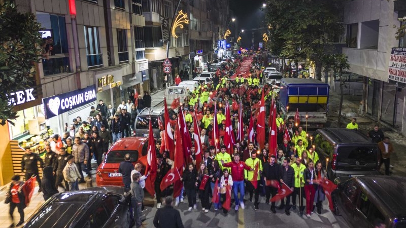 bahcelievler-de-102-metrelik-bayrakla-cumhuriyet-coskusu_5760.jpg